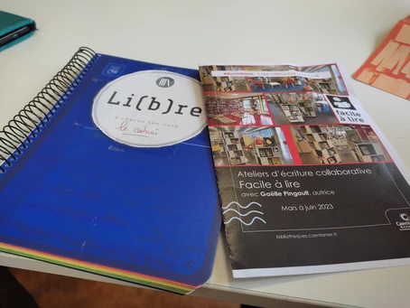 Cahier de notes et livres sur la table de travail